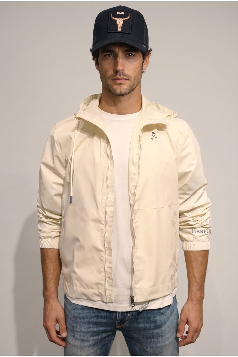  Cazadora Harper and Neyer ligera y versátil, perfecta para looks urbanos de entretiempo con estilo actual. 