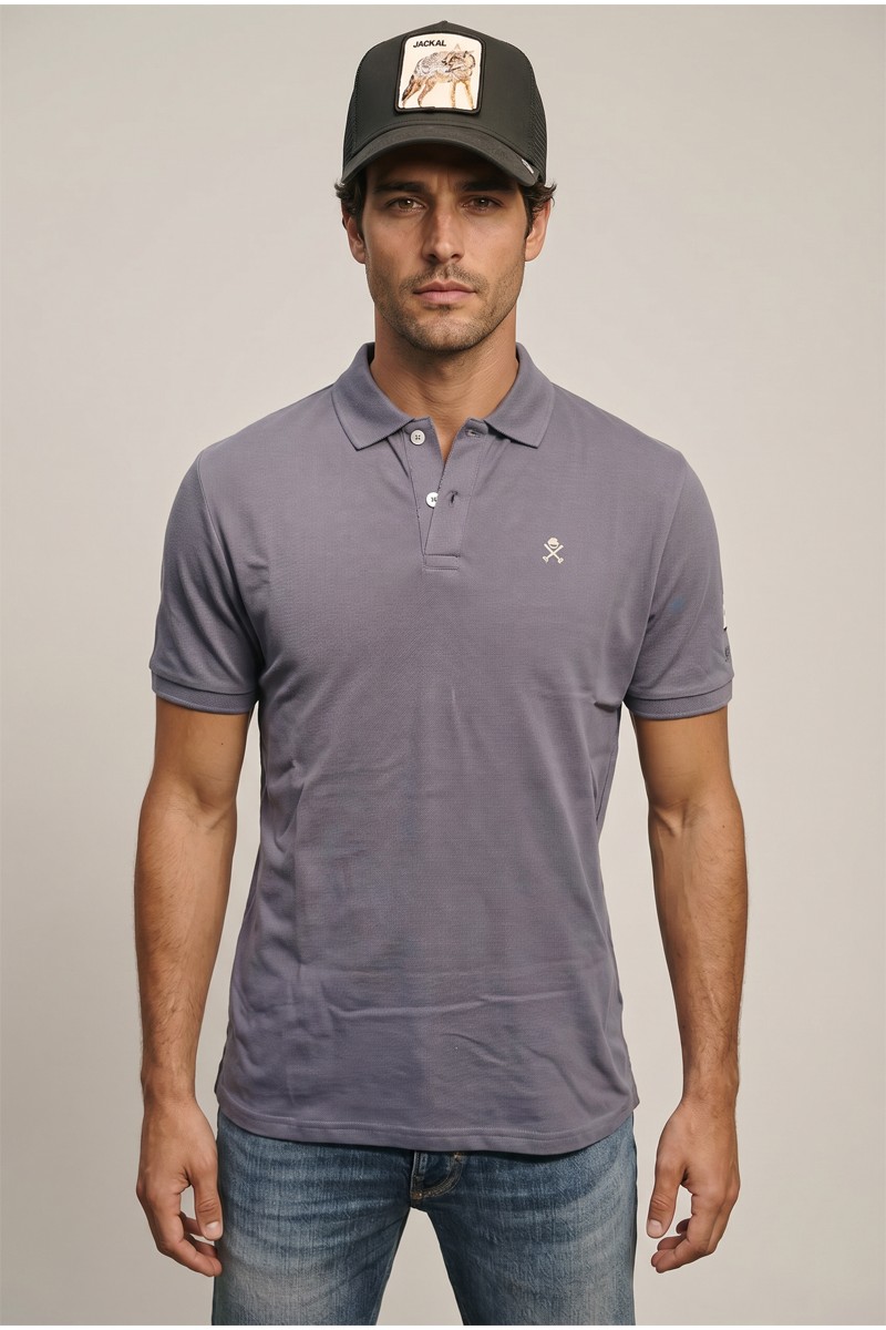  Polo Harper cómodo y versátil, perfecto para looks urbanos con estilo clásico y actual. 