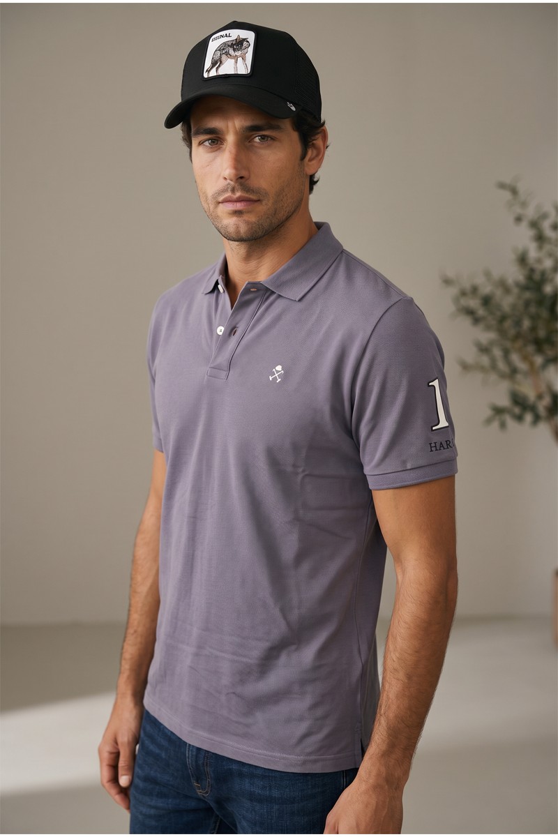  Polo Harper cómodo y versátil, perfecto para looks urbanos con estilo clásico y actual. 