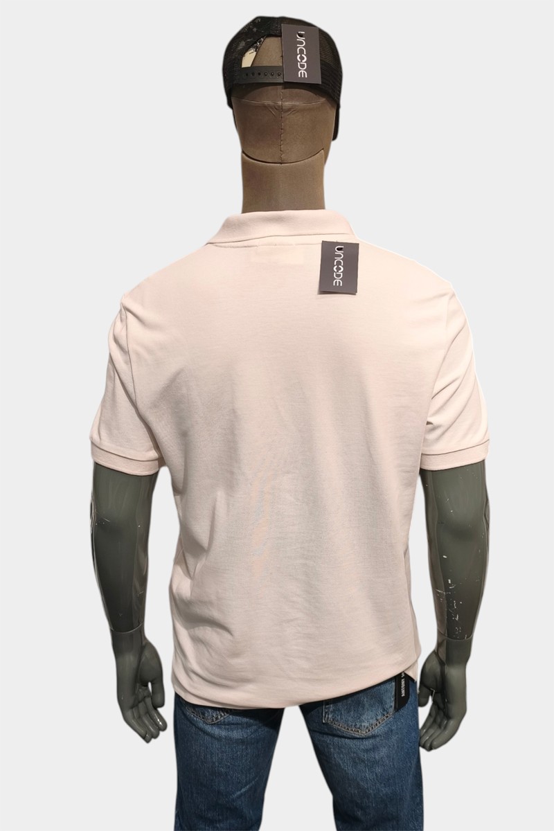  Polo Calvin Klein cómodo y versátil, perfecto para looks urbanos con estilo moderno y limpio. 
  
 Talla Grande 