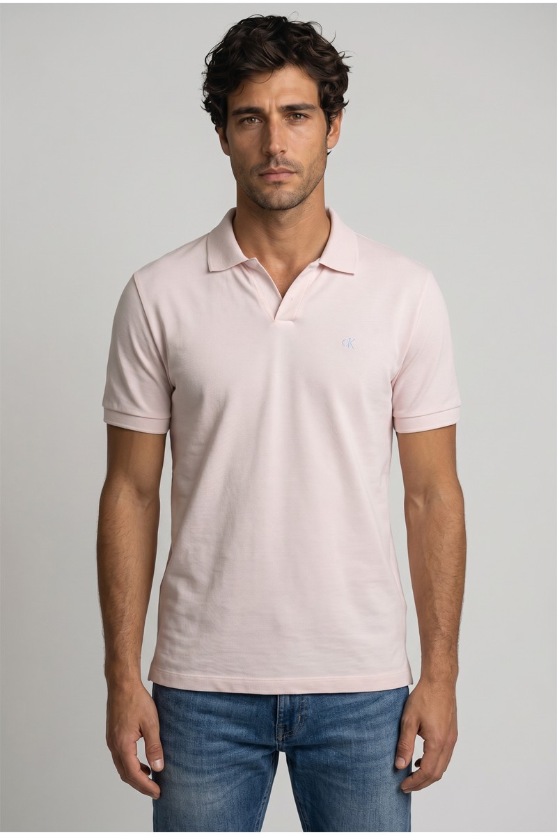  Polo Calvin Klein cómodo y versátil, perfecto para looks urbanos con estilo moderno y limpio. 
  
 Talla Grande 