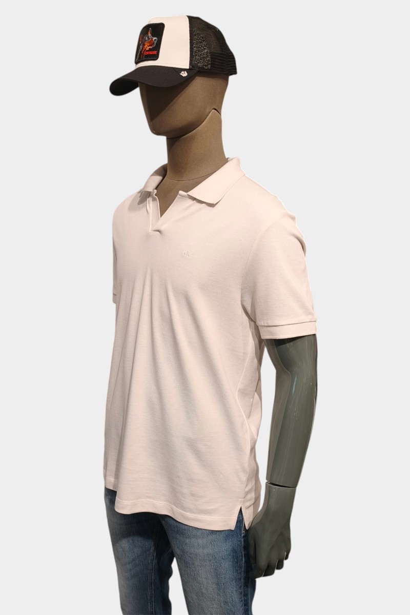  Polo Calvin Klein cómodo y versátil, perfecto para looks urbanos con estilo moderno y limpio. 
  
 Talla Grande  2