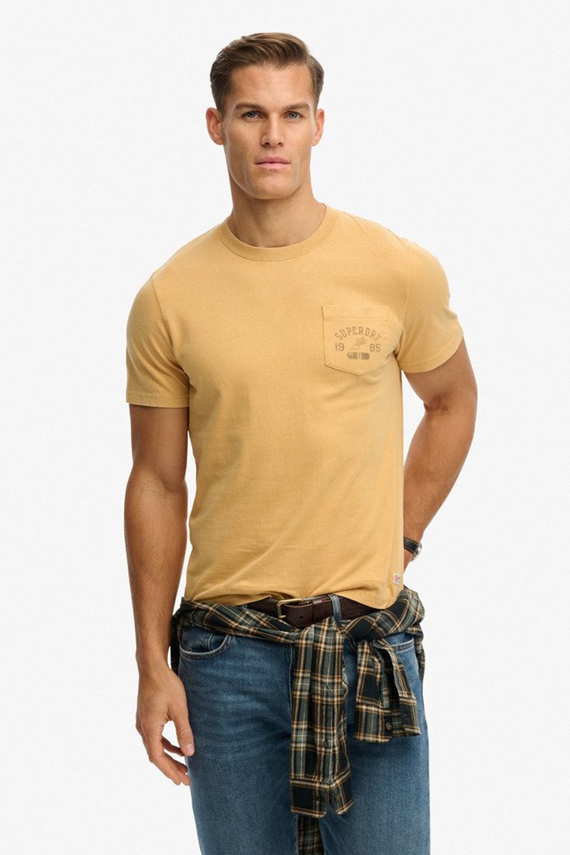  Camiseta Superdry cómoda y versátil, perfecta para looks urbanos con estilo actual y personalidad. 