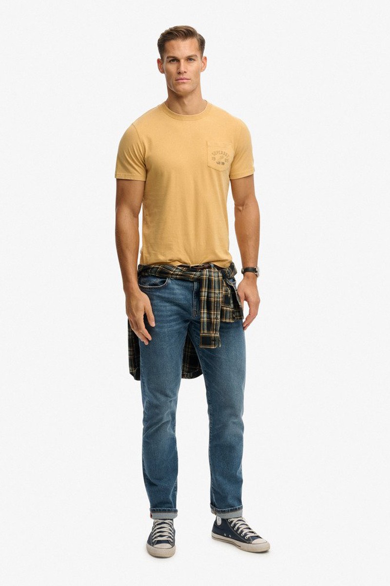  Camiseta Superdry cómoda y versátil, perfecta para looks urbanos con estilo actual y personalidad. 