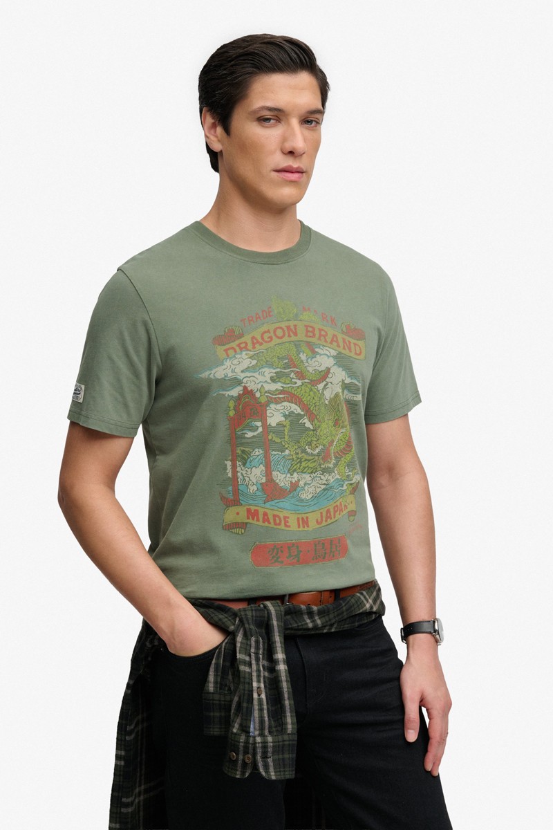  Camiseta Superdry cómoda y versátil, perfecta para looks urbanos con estilo actual y personalidad. 