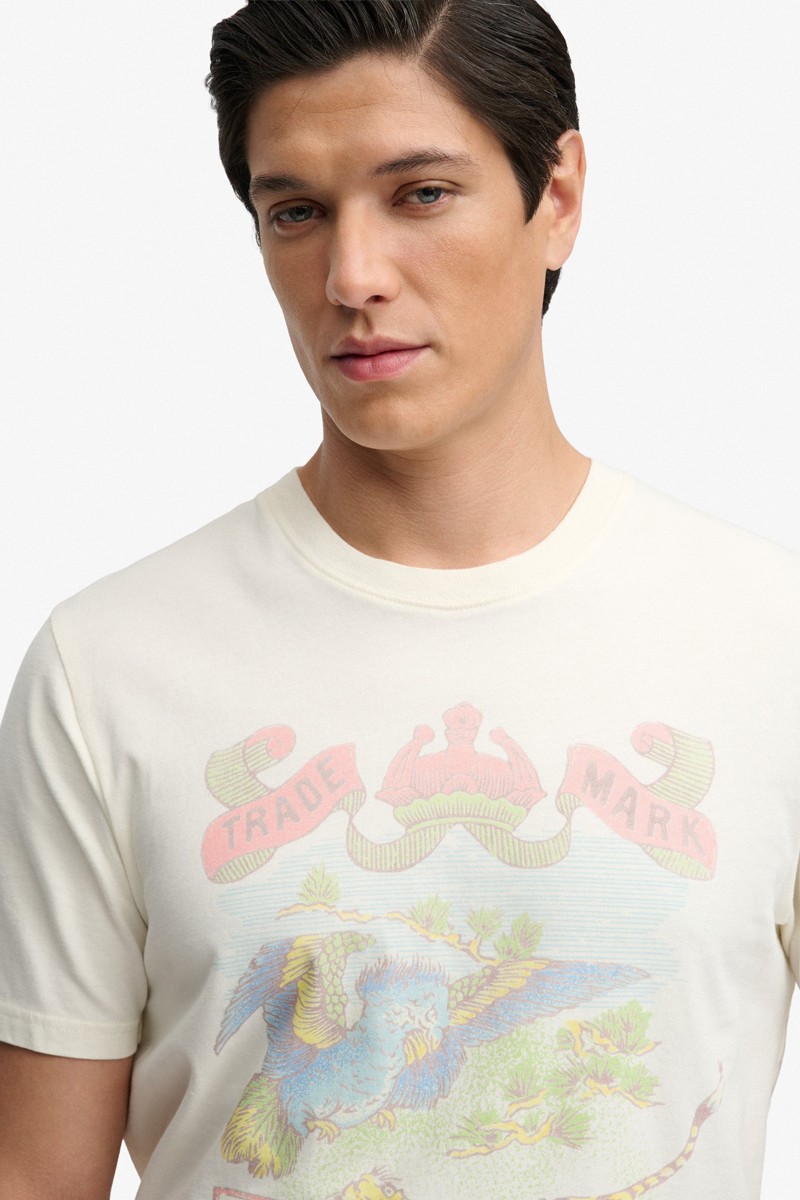  Camiseta Superdry cómoda y versátil, perfecta para looks urbanos con estilo actual y personalidad. 