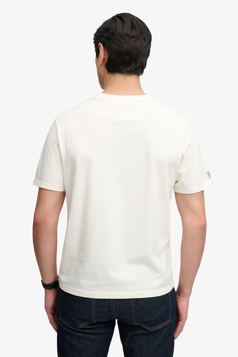  Camiseta Superdry cómoda y versátil, perfecta para looks urbanos con estilo actual y personalidad. 