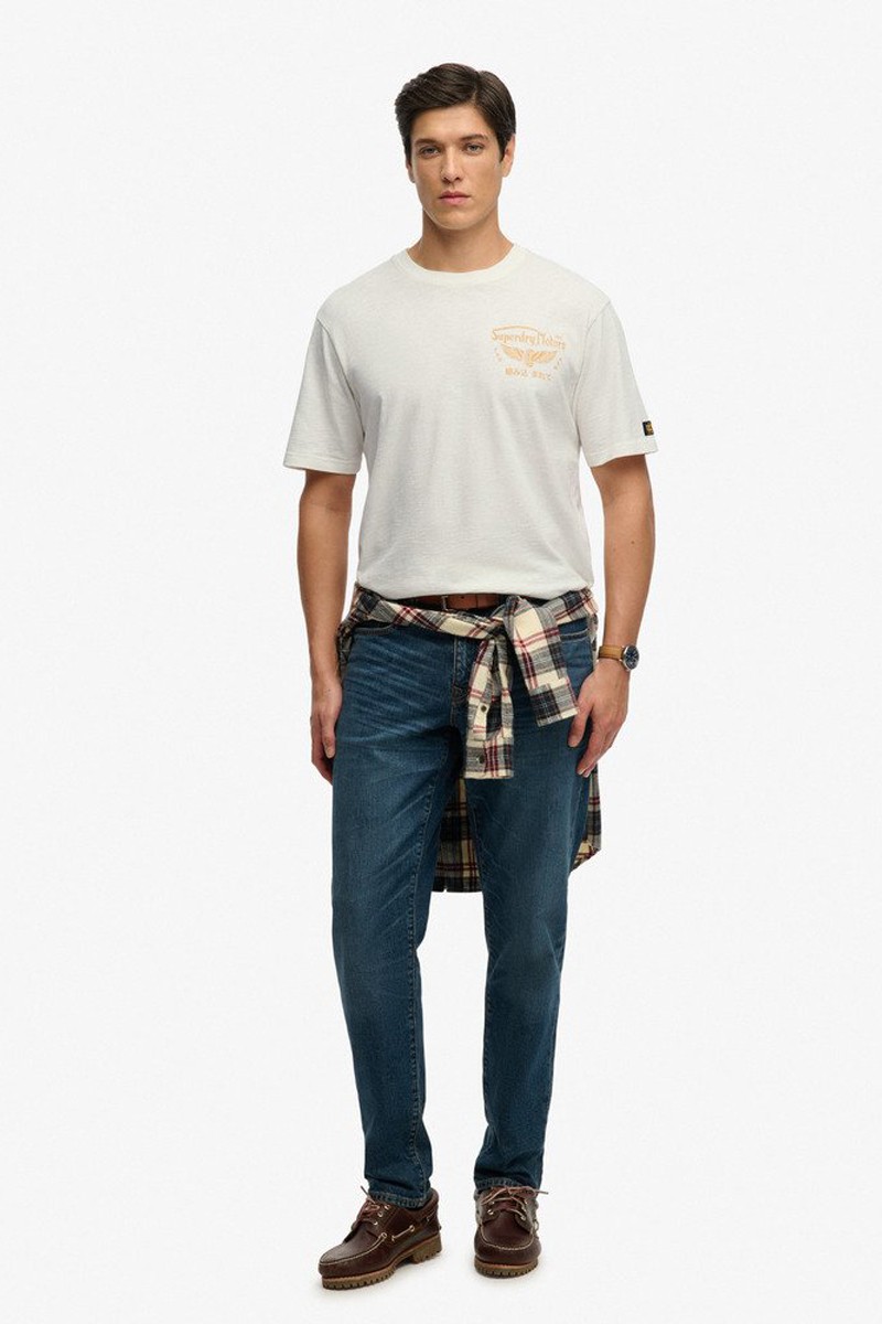  Camiseta Superdry cómoda y versátil, perfecta para looks urbanos con estilo actual y personalidad. 