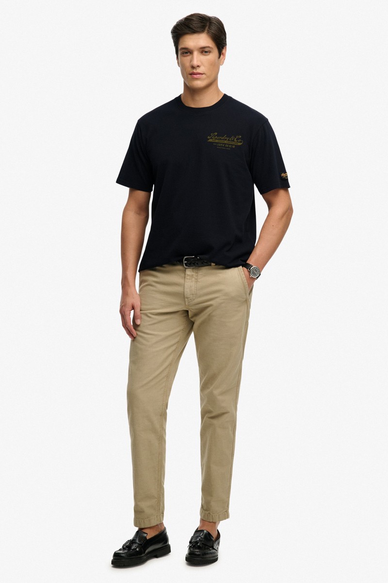  Camiseta Superdry cómoda y versátil, perfecta para looks urbanos con estilo actual y personalidad. 