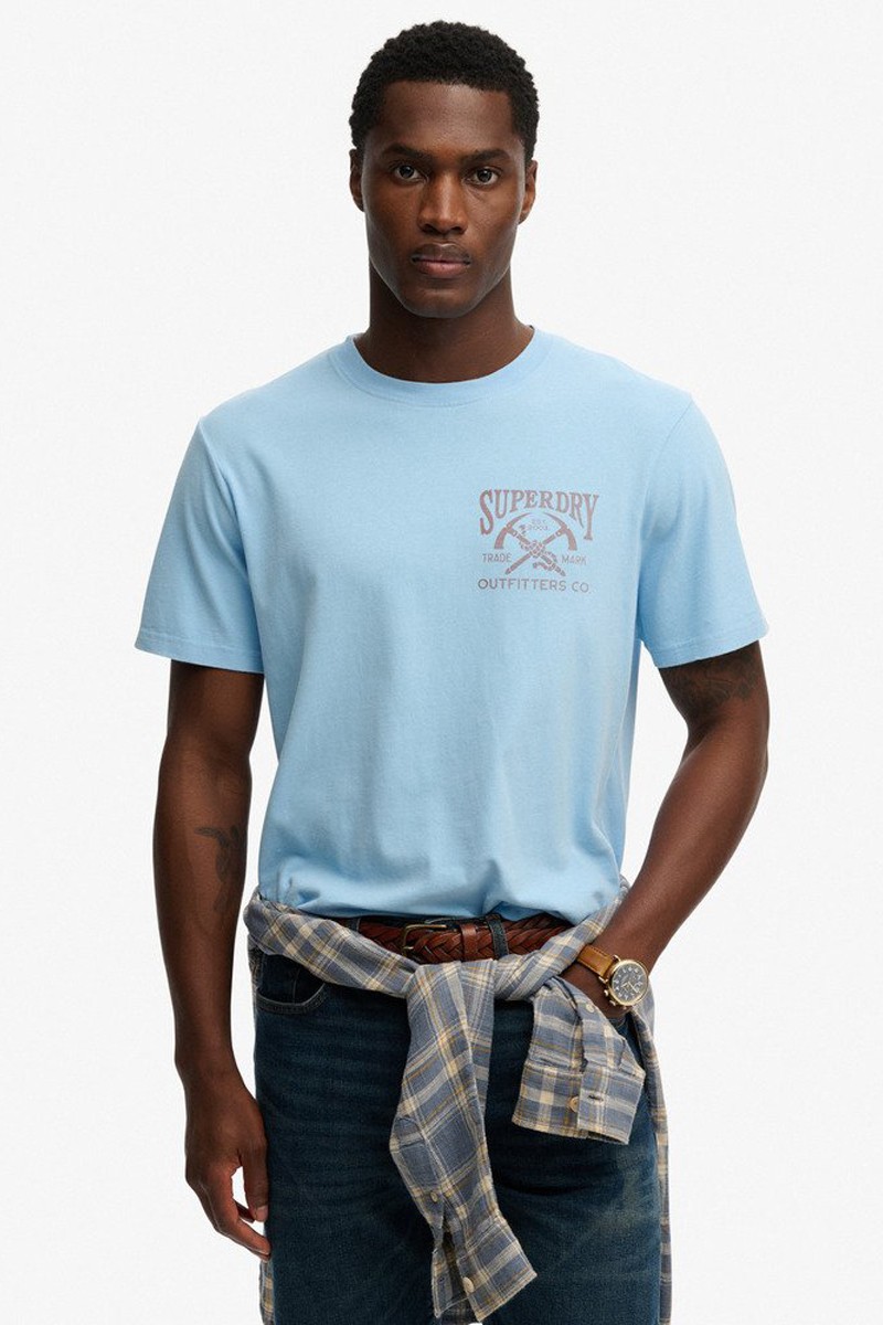  Camiseta Superdry cómoda y versátil, perfecta para looks urbanos con estilo actual y personalidad.  2