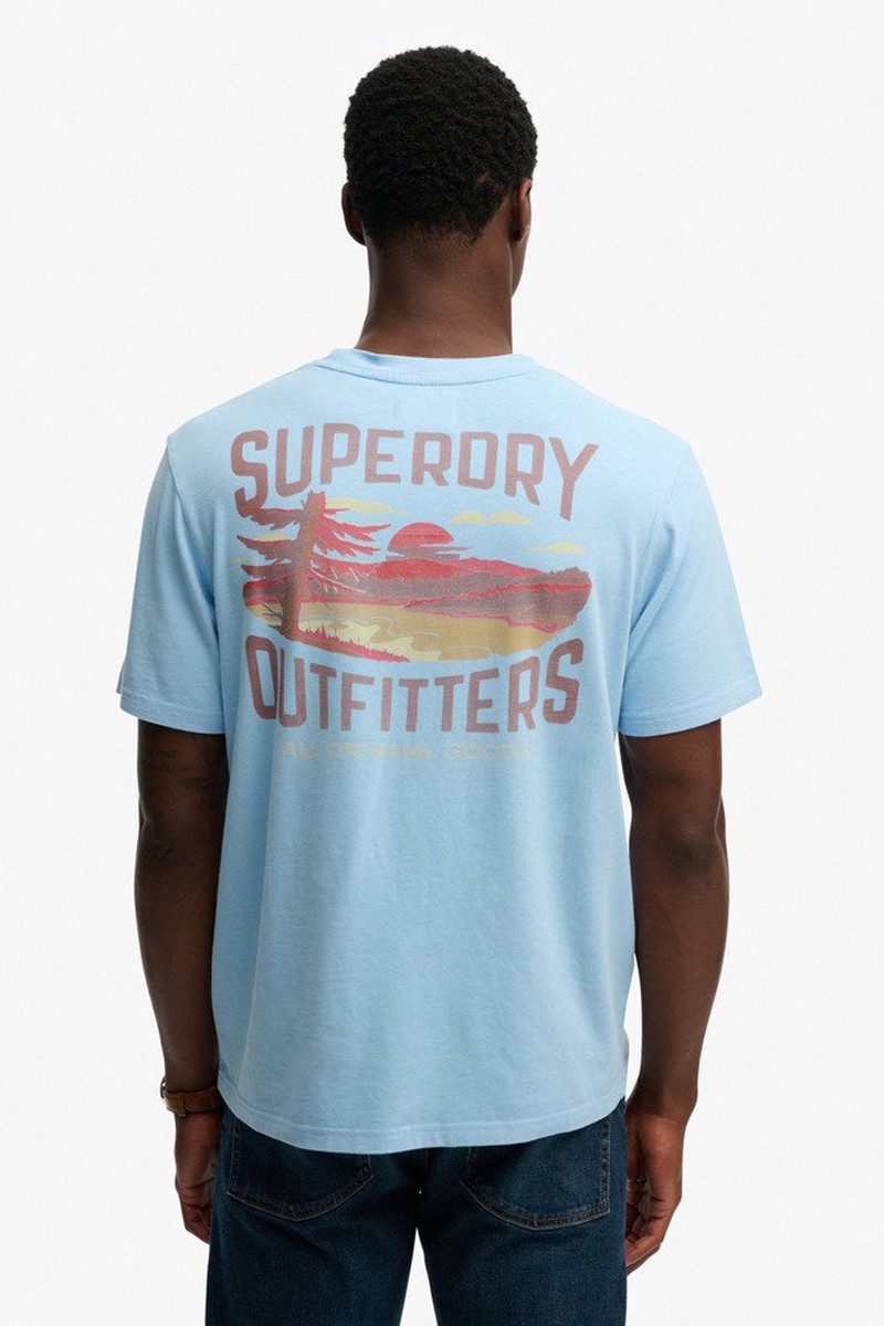  Camiseta Superdry cómoda y versátil, perfecta para looks urbanos con estilo actual y personalidad. 