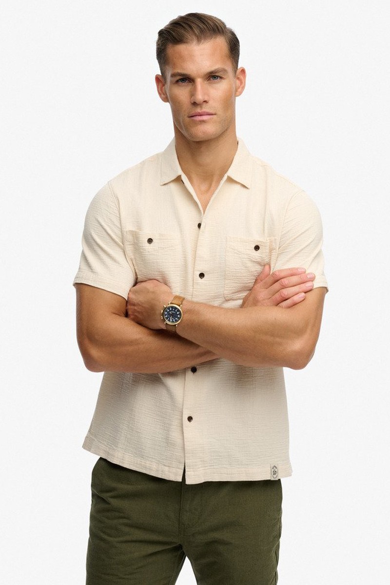  Camisa Superdry de manga corta, fresca y versátil, perfecta para looks de verano con estilo urbano.  2