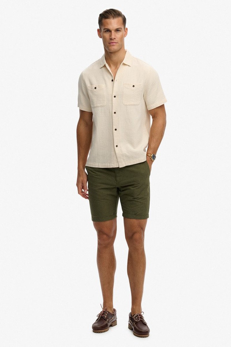  Camisa Superdry de manga corta, fresca y versátil, perfecta para looks de verano con estilo urbano. 