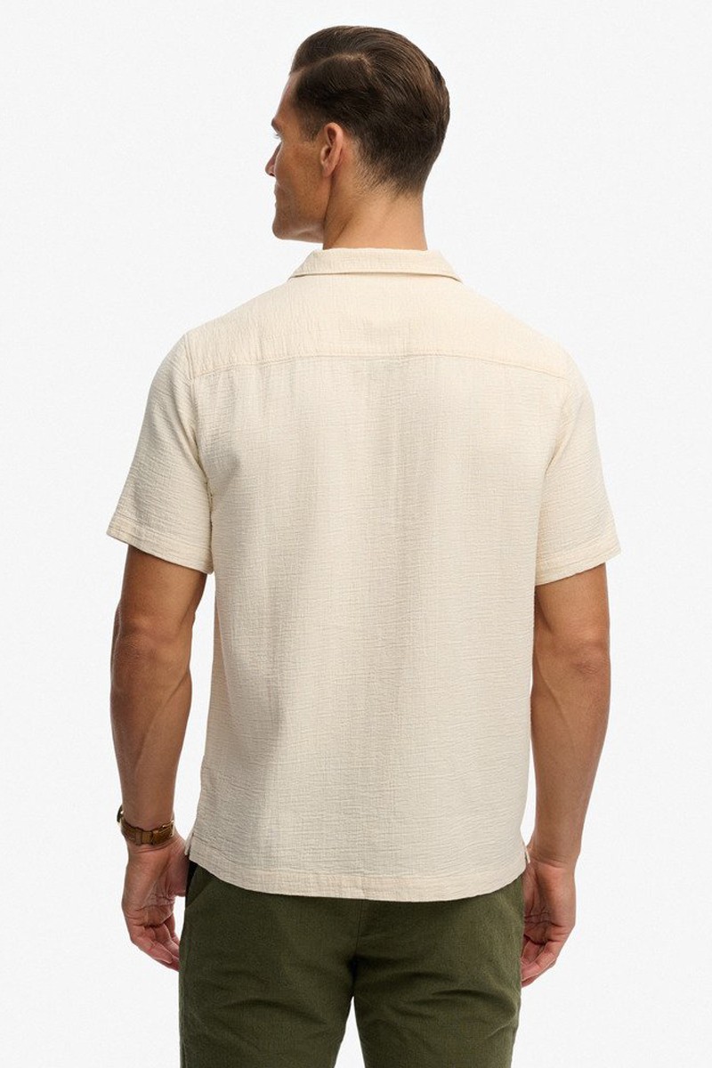  Camisa Superdry de manga corta, fresca y versátil, perfecta para looks de verano con estilo urbano. 