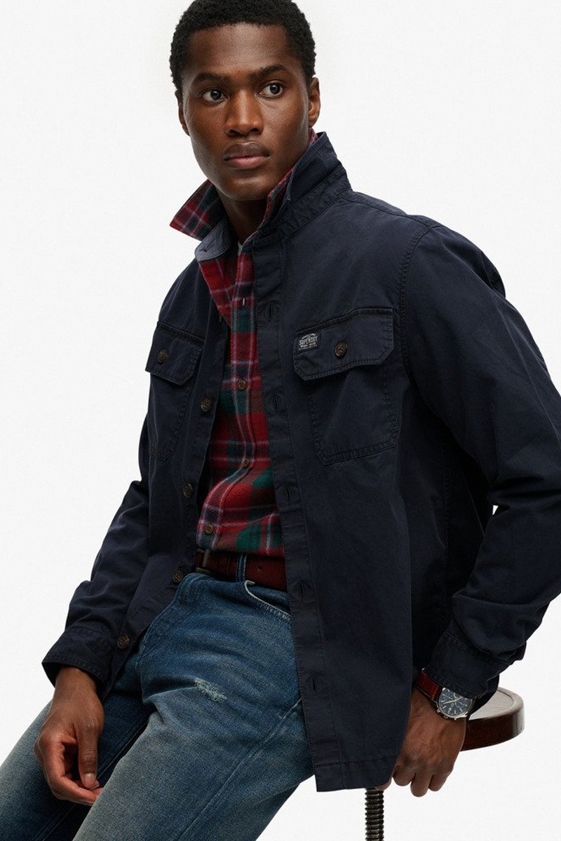  Sobrecamisa Superdry versátil y cómoda, perfecta para looks urbanos de entretiempo con estilo actual.  2