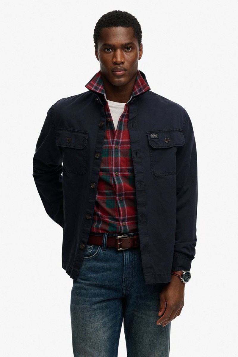  Sobrecamisa Superdry versátil y cómoda, perfecta para looks urbanos de entretiempo con estilo actual. 