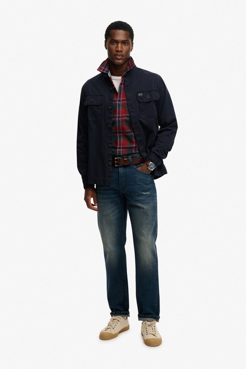  Sobrecamisa Superdry versátil y cómoda, perfecta para looks urbanos de entretiempo con estilo actual. 