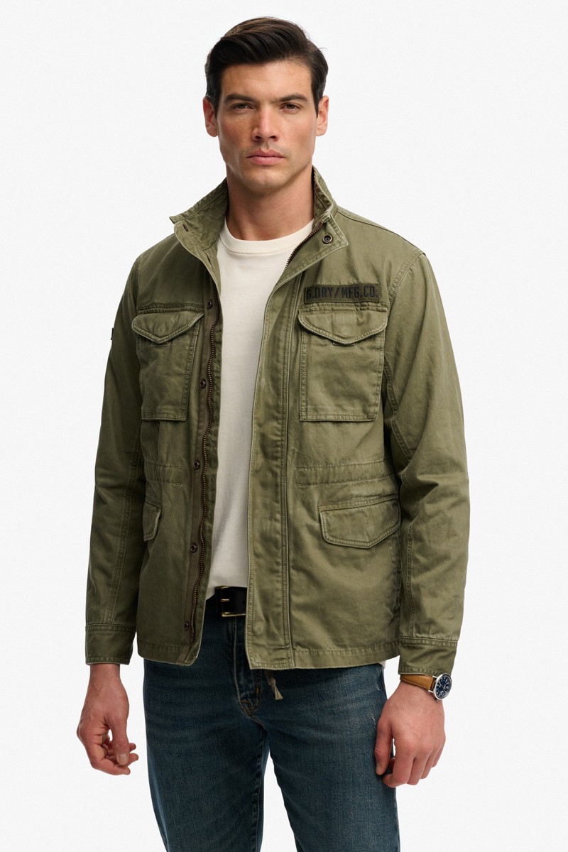  Sahariana Superdry ligera y versátil, perfecta para looks urbanos de entretiempo con estilo actual. 