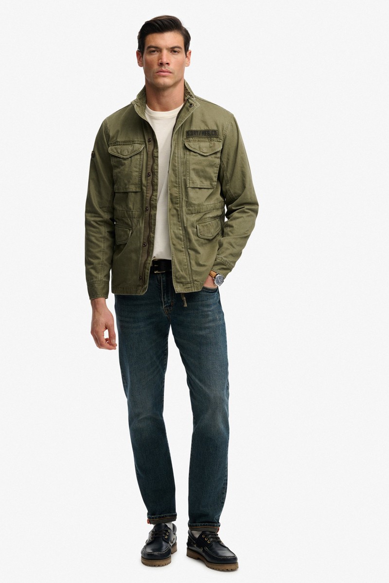  Sahariana Superdry ligera y versátil, perfecta para looks urbanos de entretiempo con estilo actual. 
