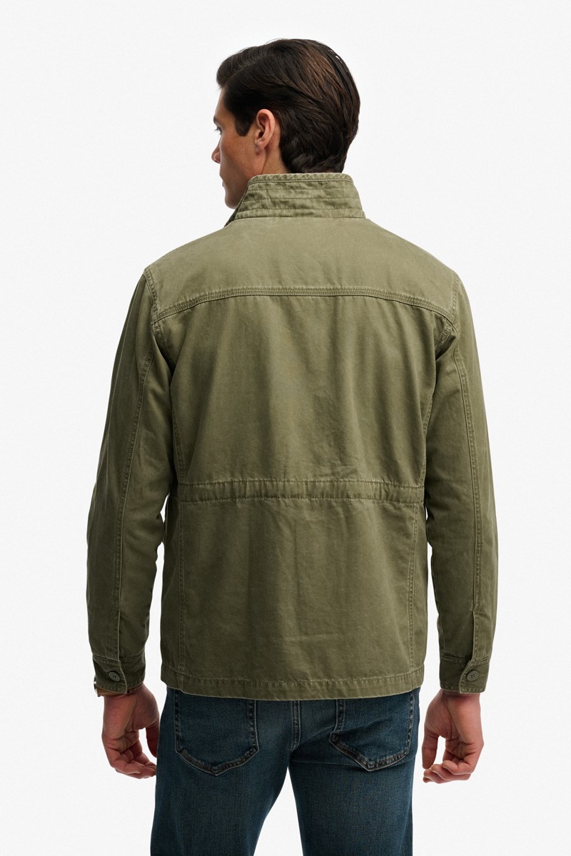  Sahariana Superdry ligera y versátil, perfecta para looks urbanos de entretiempo con estilo actual. 