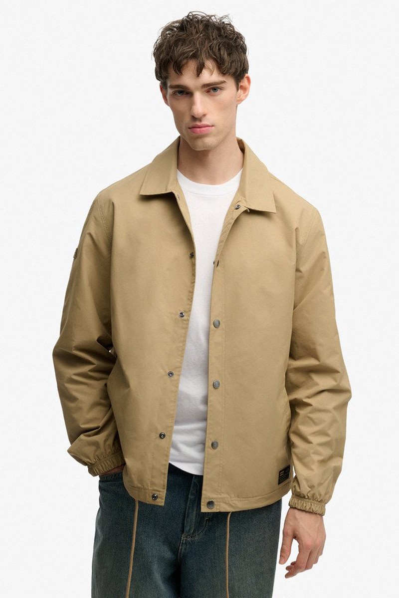  Cazadora Superdry ligera y versátil, perfecta para looks urbanos de entretiempo con estilo actual. 
