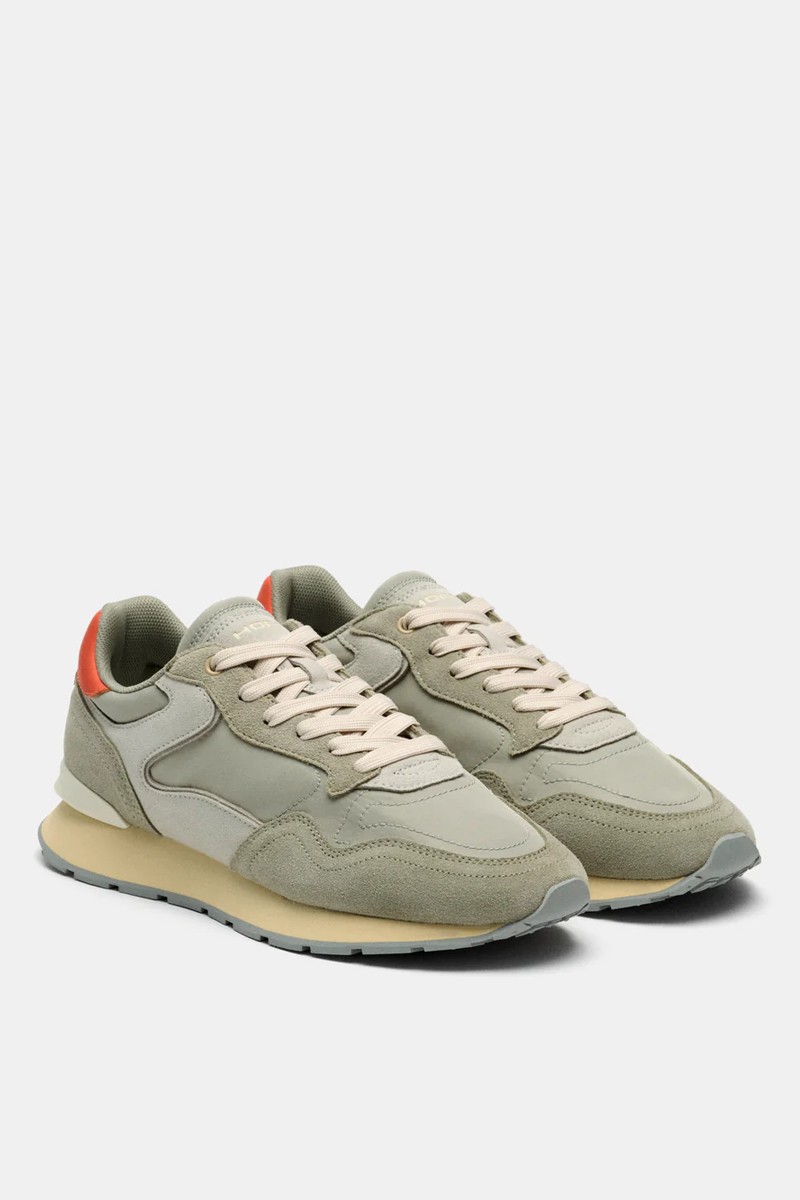  Zapatillas Hoff cómodas y versátiles, perfectas para looks urbanos con estilo actual.  2