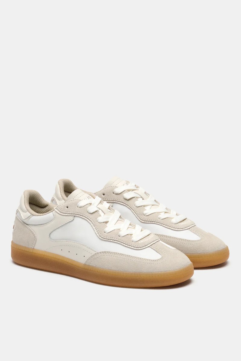 Zapatillas Hoff cómodas y versátiles, perfectas para looks urbanos con estilo actual.  2