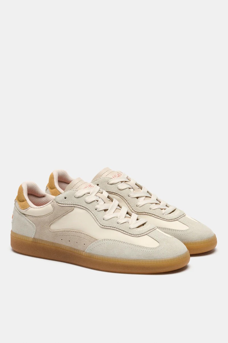  Zapatillas Hoff cómodas y versátiles, perfectas para looks urbanos con estilo actual.  2