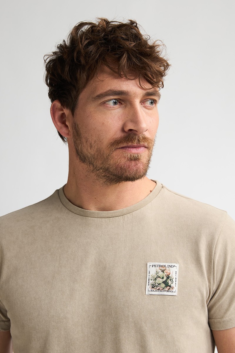  Camiseta Petrol cómoda y versátil, perfecta para looks urbanos con estilo relajado. 