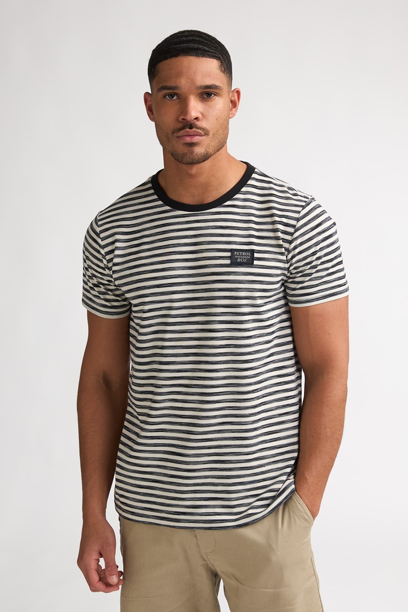  Camiseta Petrol cómoda y versátil, perfecta para looks urbanos con estilo relajado. 
