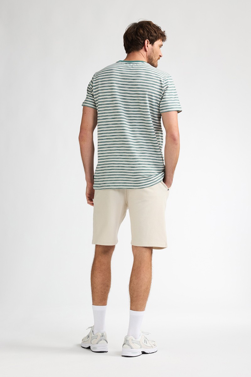  Camiseta Petrol cómoda y versátil, perfecta para looks urbanos con estilo relajado.  2
