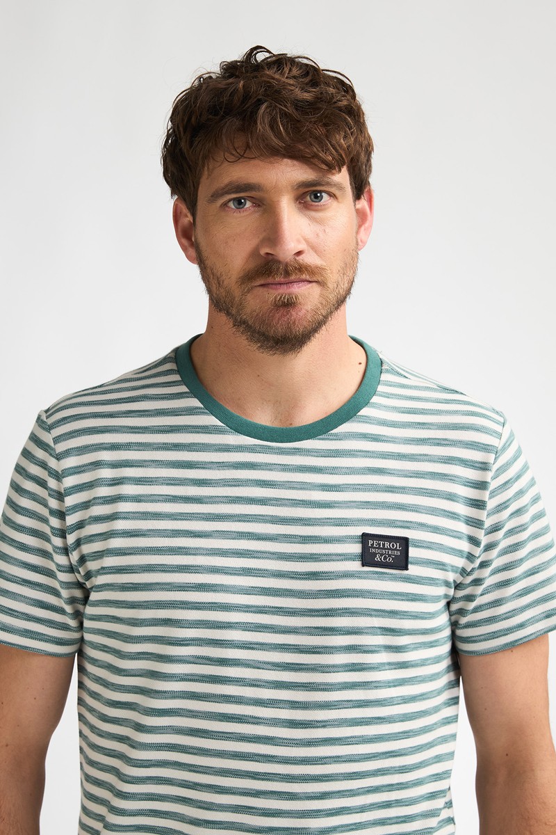  Camiseta Petrol cómoda y versátil, perfecta para looks urbanos con estilo relajado. 