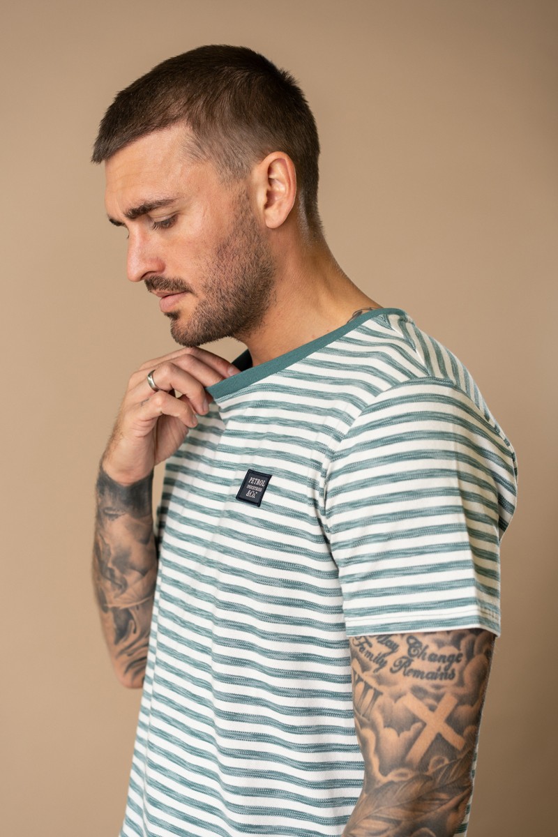  Camiseta Petrol cómoda y versátil, perfecta para looks urbanos con estilo relajado. 