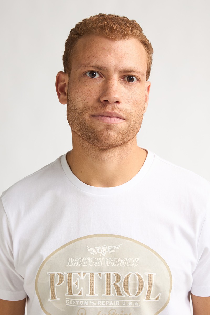  Camiseta Petrol cómoda y versátil, perfecta para looks urbanos con estilo relajado. 