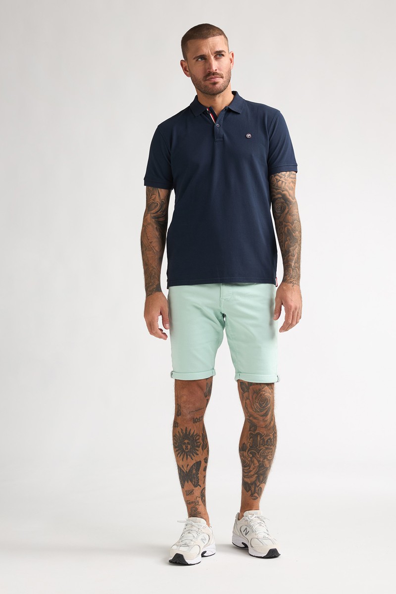  Pantalón corto Petrol cómodo y versátil, perfecto para looks de verano con estilo relajado. 