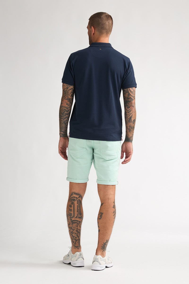  Pantalón corto Petrol cómodo y versátil, perfecto para looks de verano con estilo relajado. 