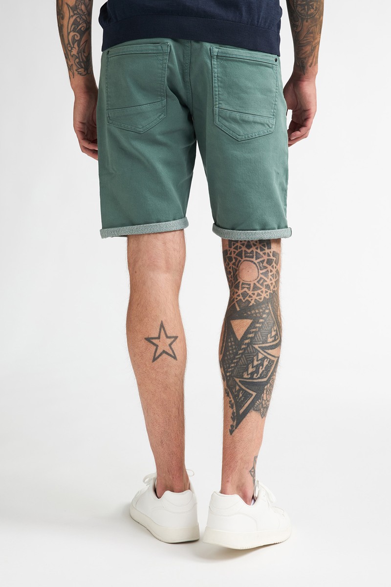  Pantalón corto Petrol cómodo y versátil, perfecto para looks de verano con estilo relajado. 