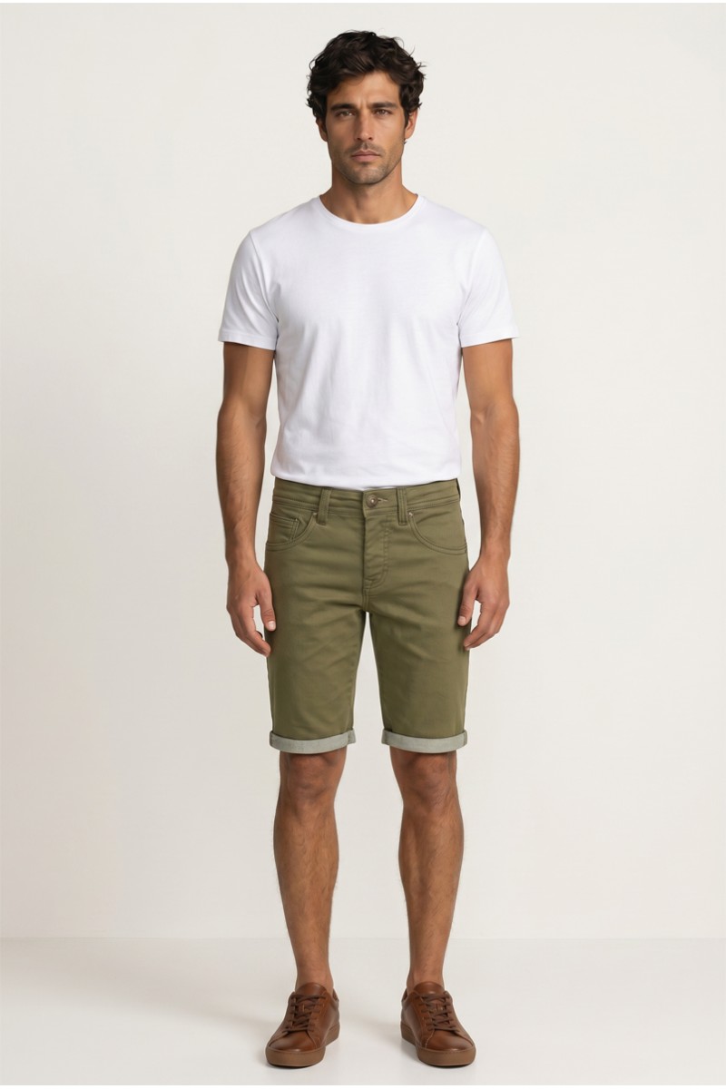  Pantalón corto Petrol cómodo y versátil, perfecto para looks de verano con estilo relajado. 