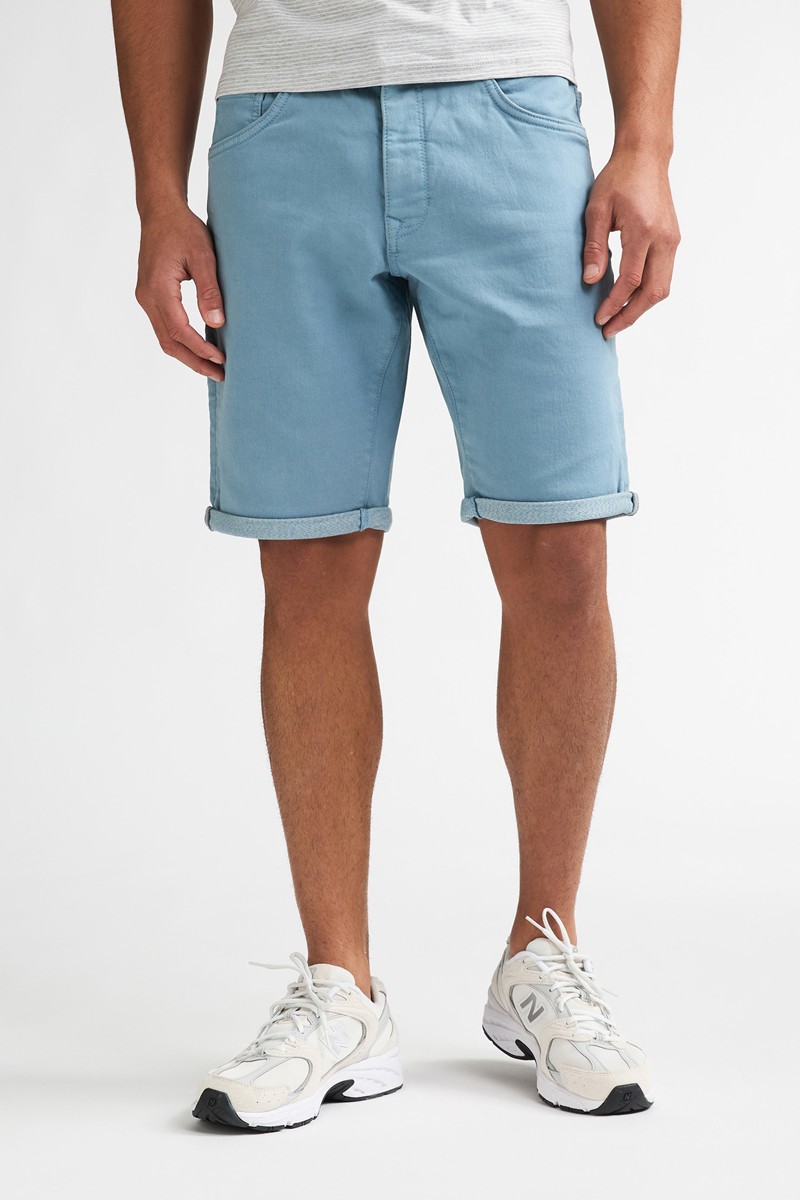  Pantalón corto Petrol cómodo y versátil, perfecto para looks de verano con estilo relajado. 