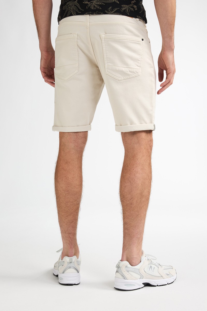  Pantalón corto Petrol cómodo y versátil, perfecto para looks de verano con estilo relajado. 