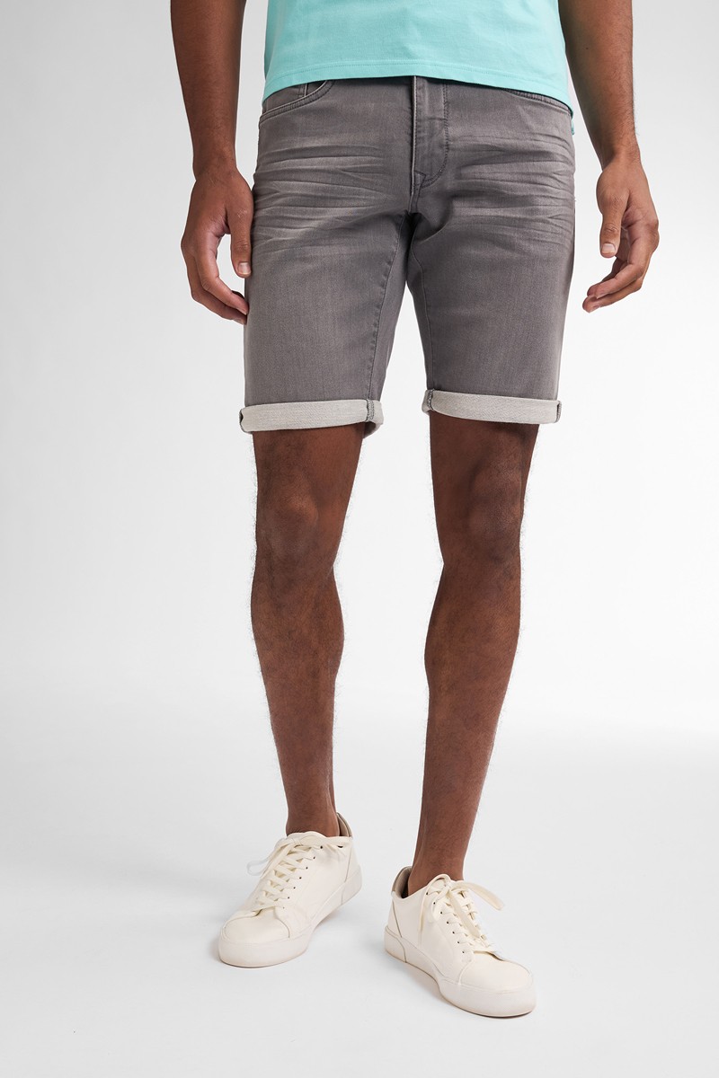  Pantalón corto Petrol cómodo y versátil, perfecto para looks de verano con estilo relajado. 