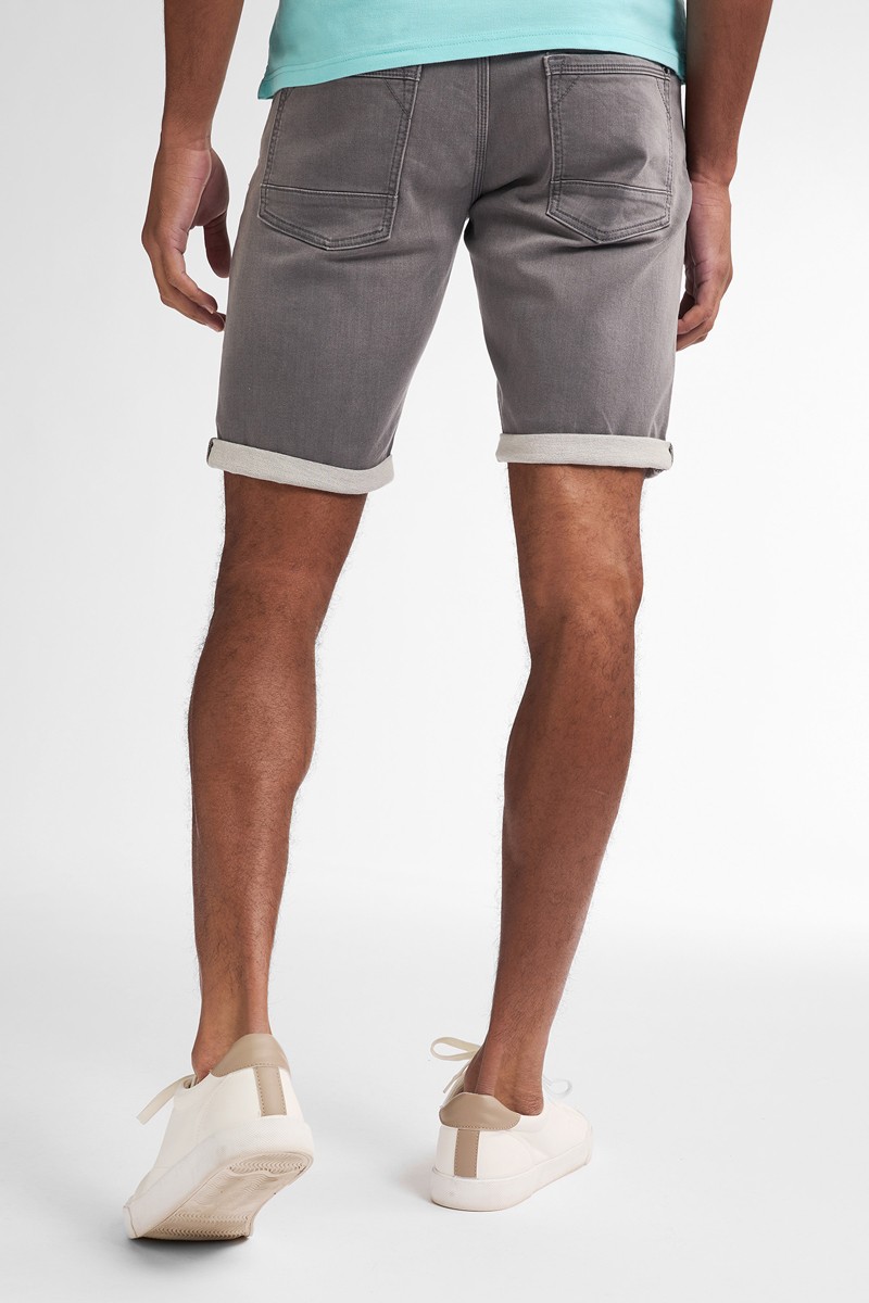  Pantalón corto Petrol cómodo y versátil, perfecto para looks de verano con estilo relajado. 