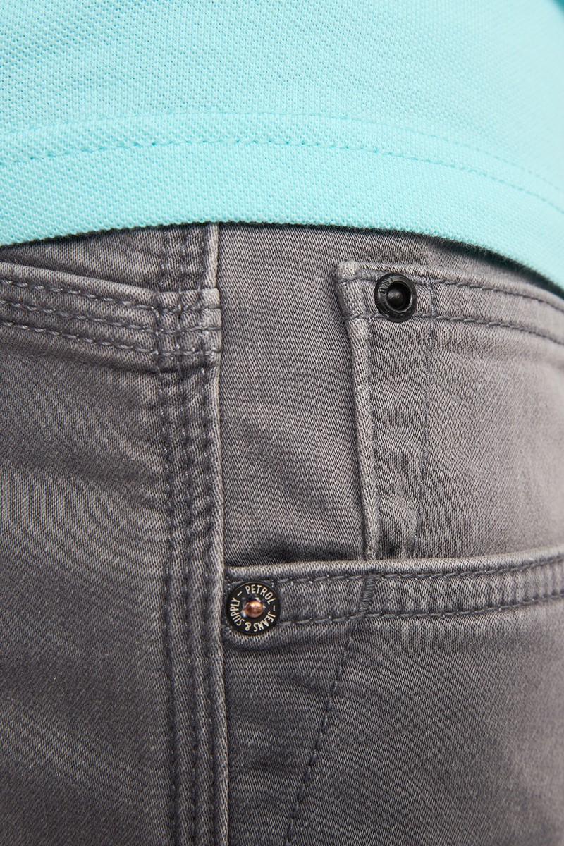  Pantalón corto Petrol cómodo y versátil, perfecto para looks de verano con estilo relajado. 