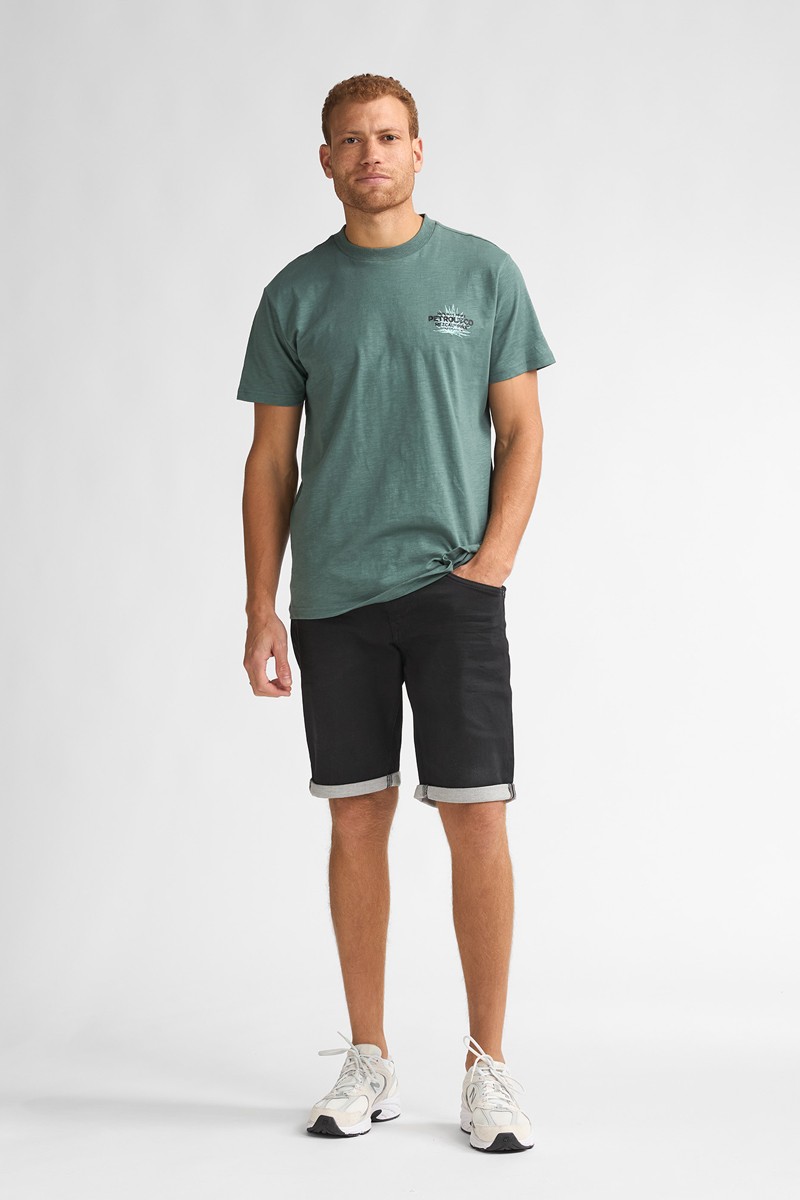  Pantalón corto Petrol cómodo y versátil, perfecto para looks de verano con estilo relajado. 