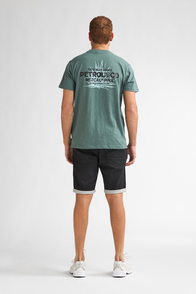  Pantalón corto Petrol cómodo y versátil, perfecto para looks de verano con estilo relajado.  2