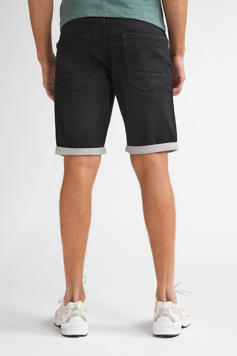  Pantalón corto Petrol cómodo y versátil, perfecto para looks de verano con estilo relajado. 