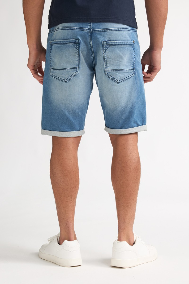  Pantalón corto Petrol cómodo y versátil, perfecto para looks de verano con estilo relajado. 