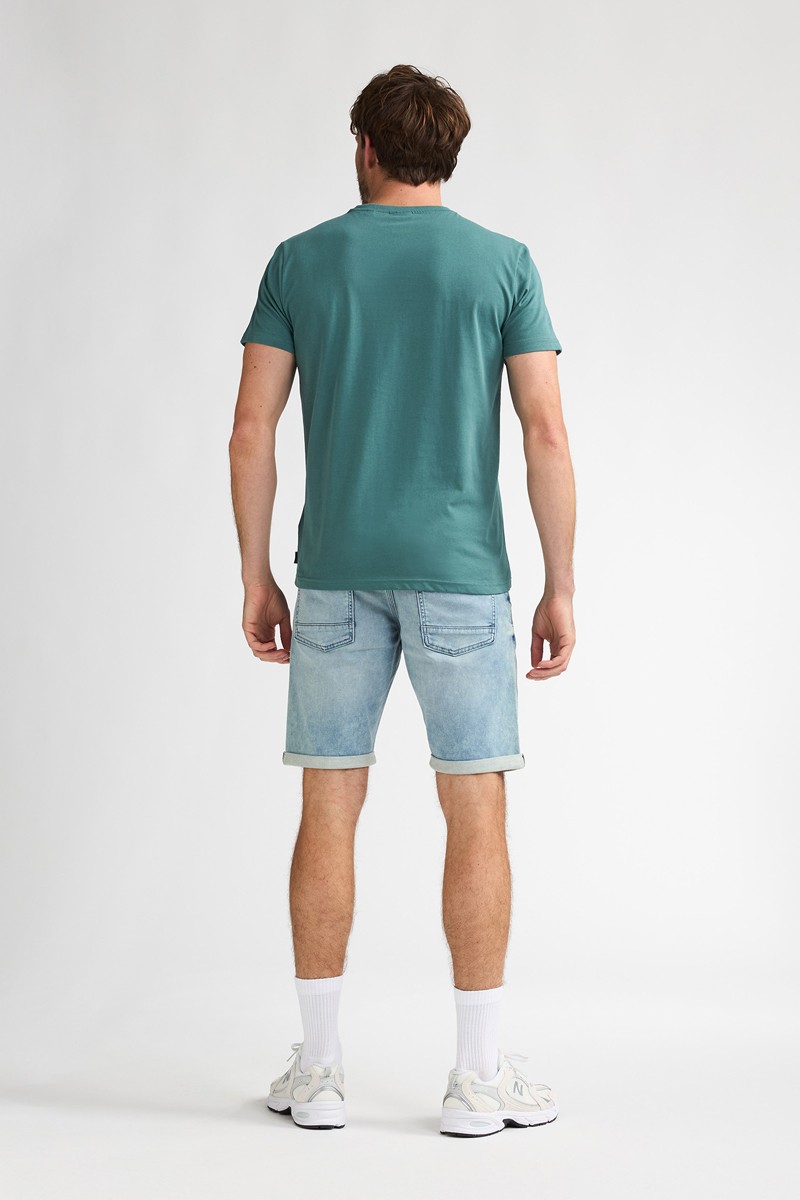 Pantalón corto Petrol cómodo y versátil, perfecto para looks de verano con estilo relajado. 
