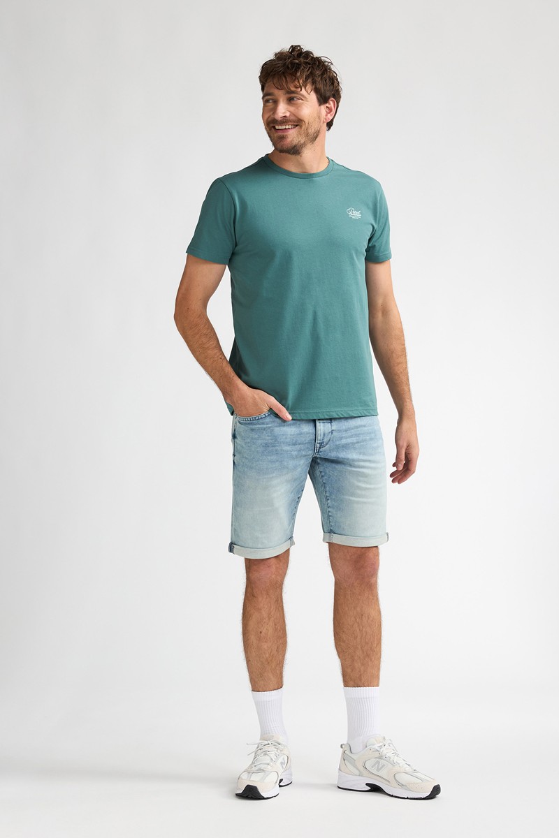  Pantalón corto Petrol cómodo y versátil, perfecto para looks de verano con estilo relajado. 