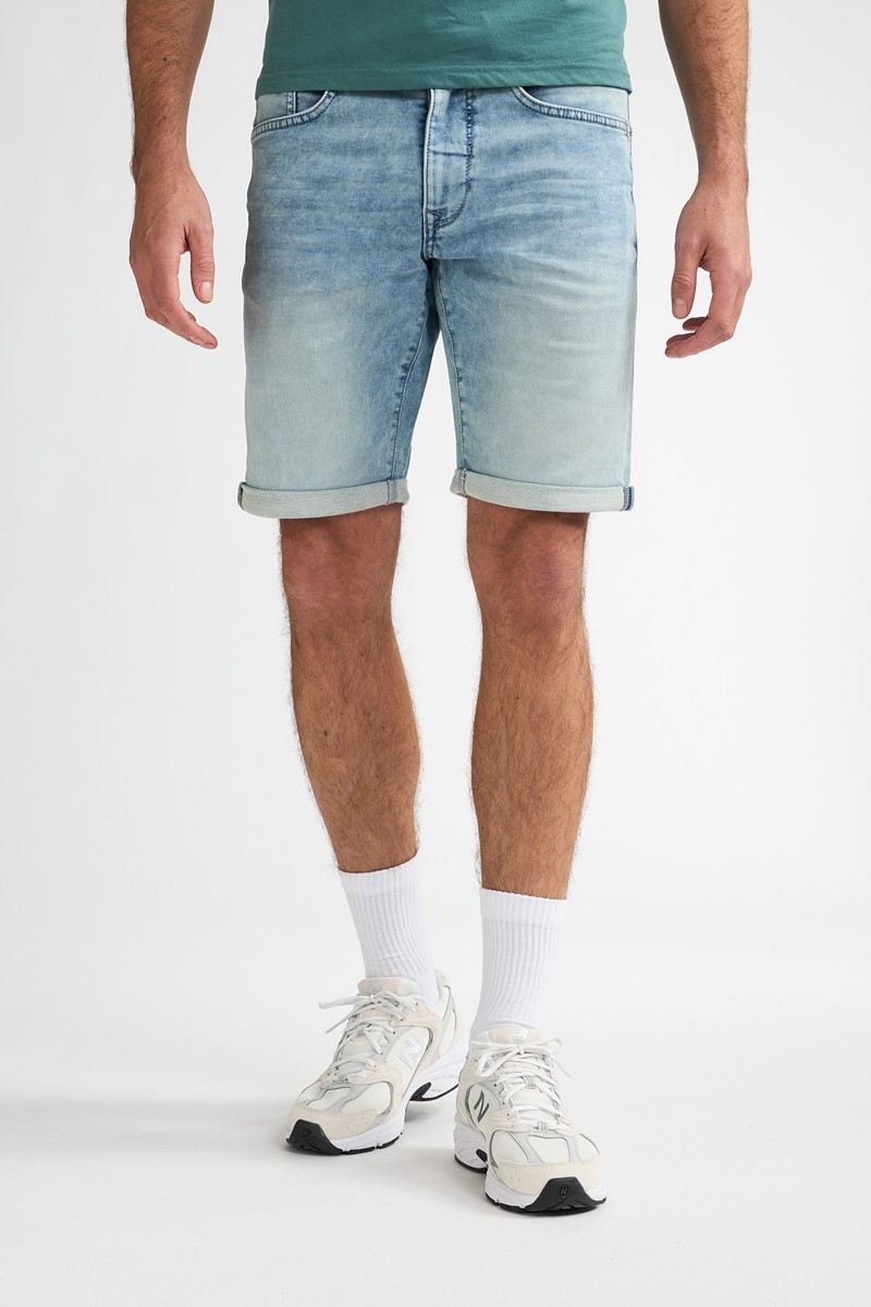  Pantalón corto Petrol cómodo y versátil, perfecto para looks de verano con estilo relajado. 